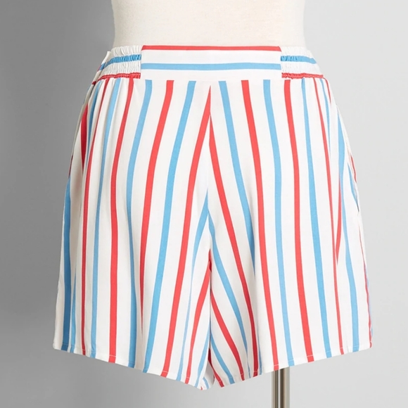 🎉NWT🎉 Red, White, Blue Retro stripe shorts, Size Medium - Picture 3 of 5